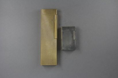 St DUPONT
- briquet en métal argenté à quadrillage,...