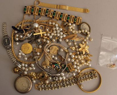 *Lot de bijoux fantaisies dont une paire...