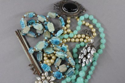 Lot de bijoux fantaises dont deux colliers...