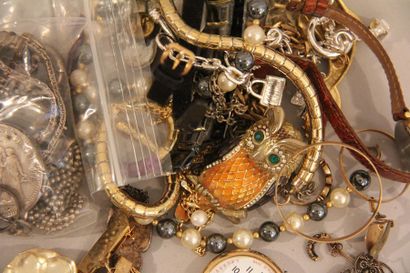 Lot de bijoux fantaisies dont un lot en argent...
