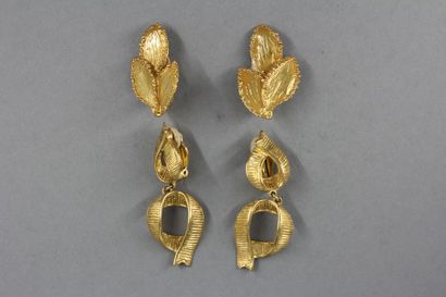 YSL
Deux paires de boucles d'oreilles en...