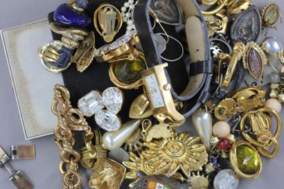 Lot de bijoux fantaisies dont paire de boutons...