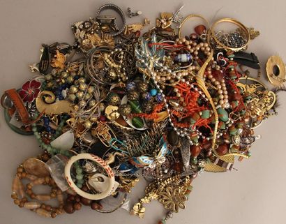 Lot de bijoux fantaisies dont une bourse...