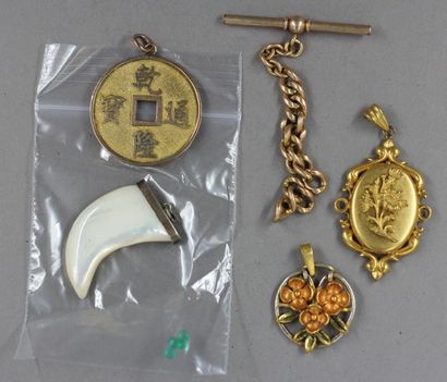 Lot de pendentifs et divers en métal doré...