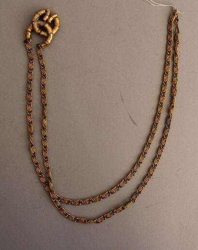 *CHANEL
Chaine de cou terminé par le double...