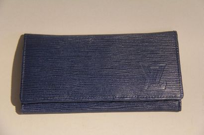 LOUIS VUITTON
Porte-feuille à rabat clipé...