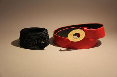 - CELINE
Ceinture en cuir rouge à boucle...