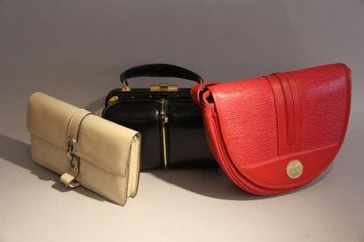 ANONYME
Deux sacs et une pochette en cui...