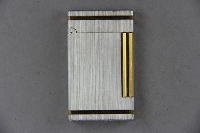 St DUPONT
Briquet en métal brossé et doré,...