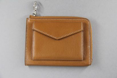CARTIER
Porte-monnaie en cuir beige à fermoir...