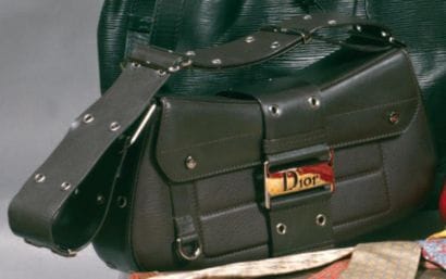 Christian DIOR
Sac en cuir grené marron agrémenté...