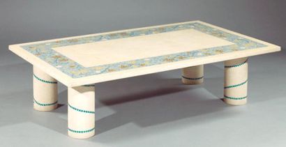 Table basse de forme rectangulaire à décor...