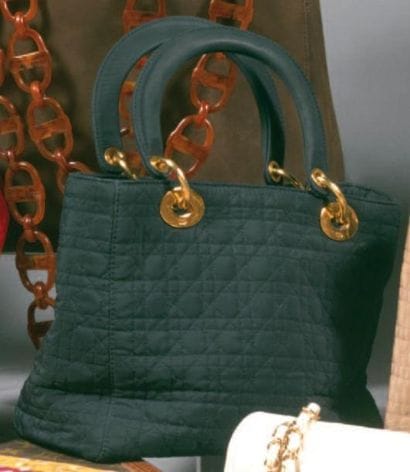 Lady DIOR
Sac en soie polyester noire matelassée,...