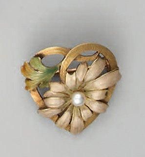 Broche coeur en or jaune émaillé à décor...