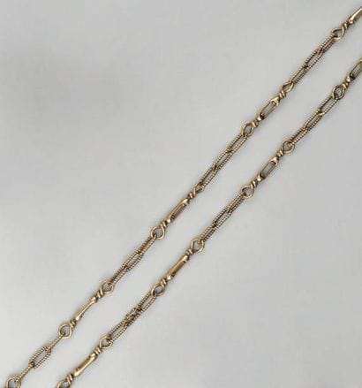 Lot comprenant : un collier torsadé en métal...