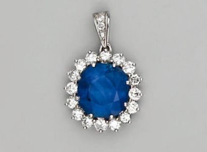 Pendentif en or gris, serti d'un saphir de...