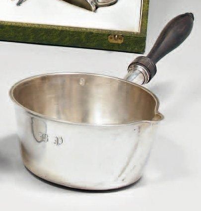 Casserole en argent uni, le manche latéral...