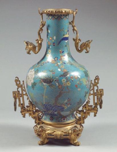 Vase bouteille à décor polychrome en émail...