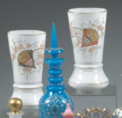 Paire de vases cornets en opaline blanche...