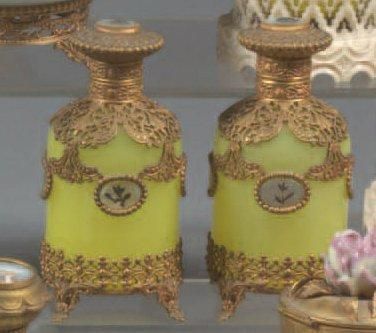 Paire de flacons en opaline vert feuille...