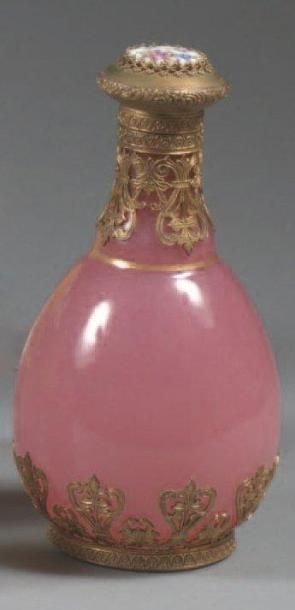 Flacon de forme bouteille en opaline rose,...