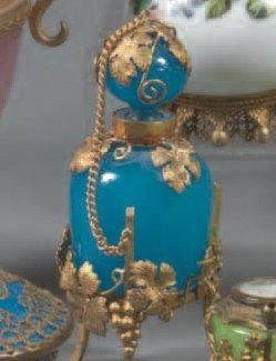 Grand flacon et son bouchon en opaline bleu...