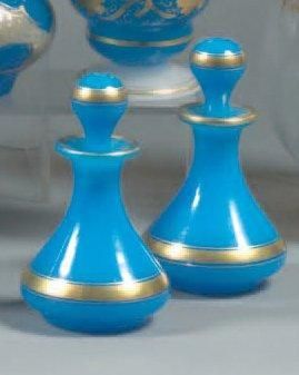 Paire de petits flacons piriformes et leurs...
