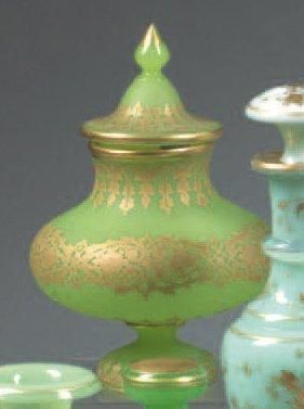 Drageoir et son couvercleen opaline verte...