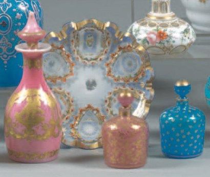Flacon couvert de forme bouteille en opaline...