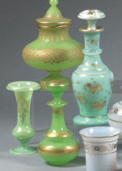Lot en opaline verte comprenant un grand...