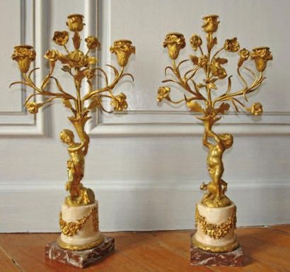 Paire de candelabres en bronze ciselé et...