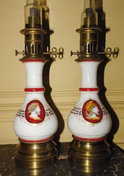 Paire de lampes à pétrole en porcelaine blanche...