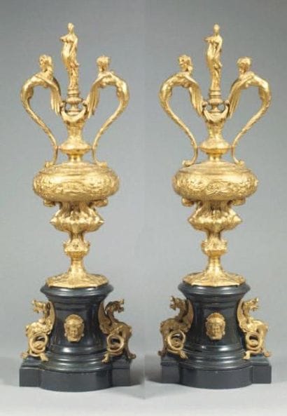 Paire de coupes à anses en bronze doré et...
