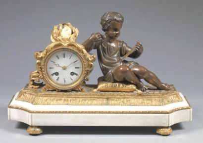 Pendule de cheminée en bronze doré et bronze...