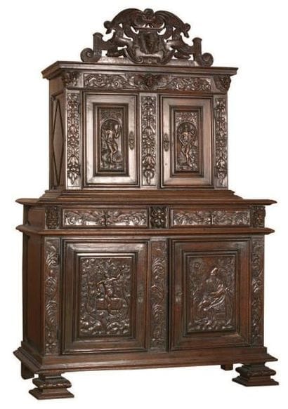 Cabinet deux corps en noyer mouluré et sculpté...