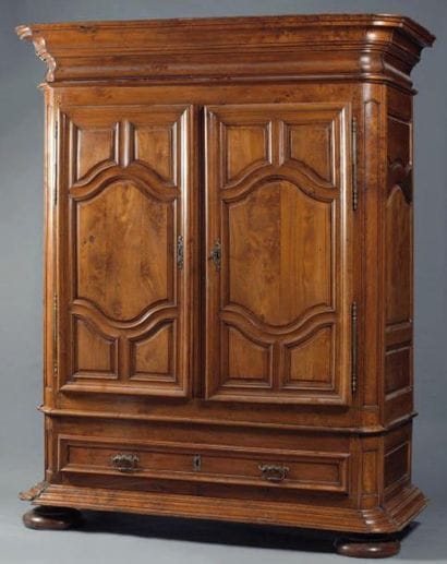 Armoire en noyer et bois naturel mouluré...