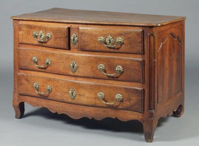 Commode en noyer mouluré, la façade mouvementée...