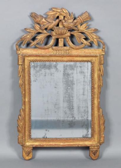 Miroir à fronton en boissculpté et doré à...