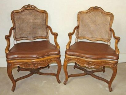 Paire de fauteuils cannés à dossier plat,...