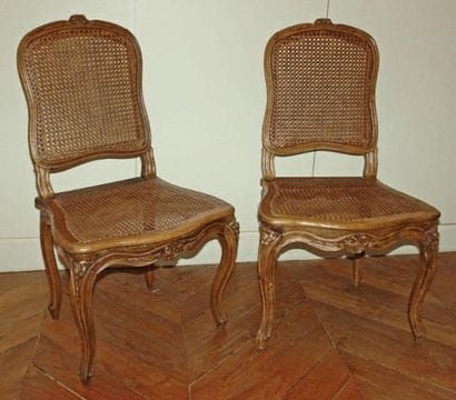 Paire de chaises cannées, de forme mouvementée,...