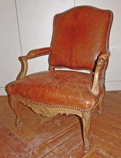 Important fauteuil à dossier plat en bois...