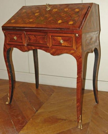 Petit bureau de penteen bois de placage marqueté...