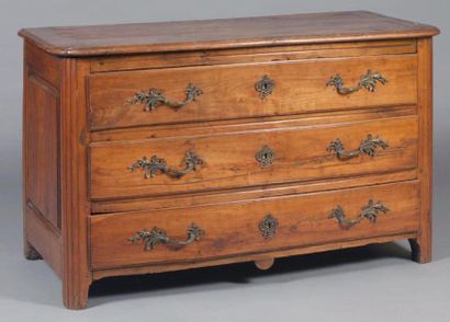 Commode en bois fruitier, la façade cintrée...