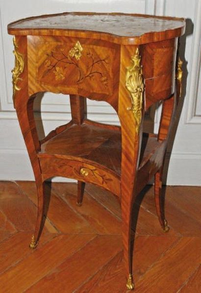 Petite table à ouvrages de forme rognon,...