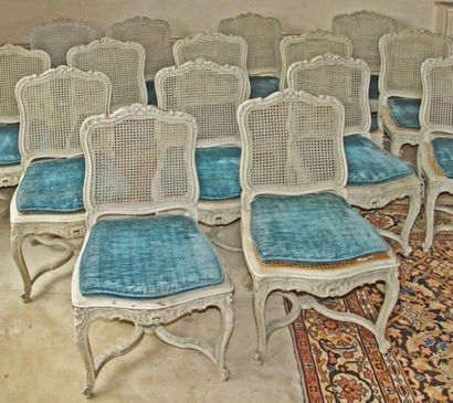 Suite de dix-huit chaises de salle à manger...