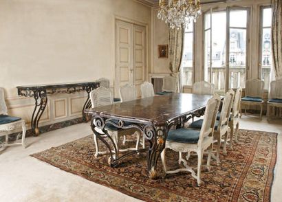 Suite de dix-huit chaises de salle à manger...
