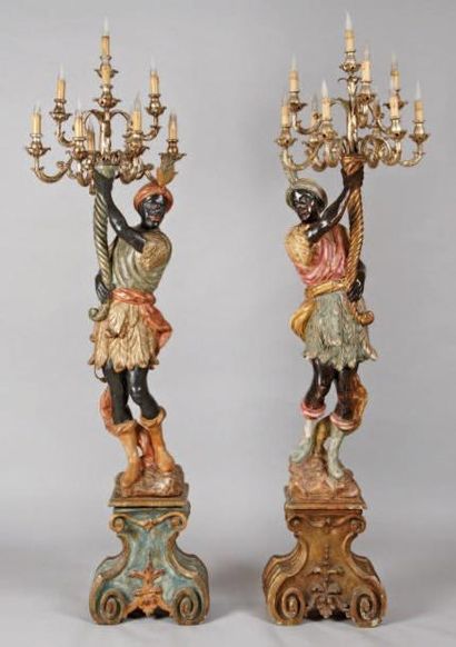 Deux maures porte-torchèresen bois sculpté...