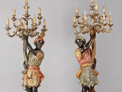 Deux maures porte-torchèresen bois sculpté...