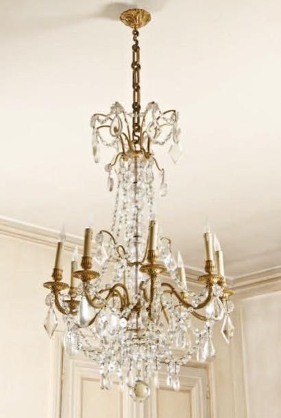 Lustre en bronze ciselé et doré orné de pendeloques...