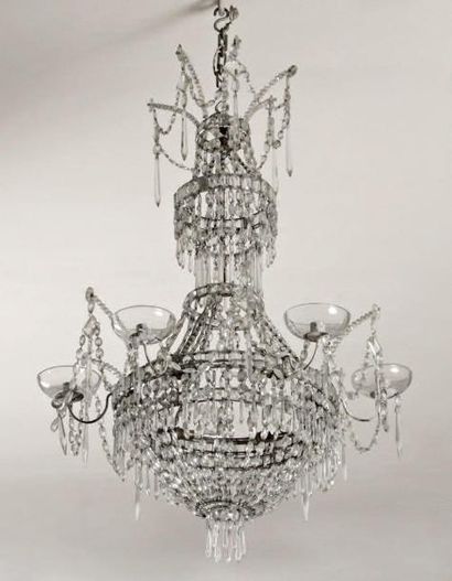 Petit lustre corbeille à pendeloques de cristal...